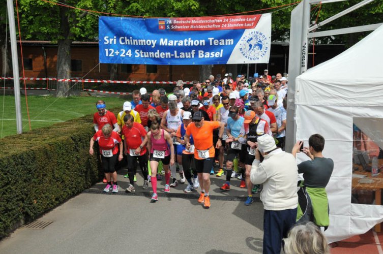 DEUTSCH: Sri Chinmoy 12+24 Stunden-Lauf Basel 2016